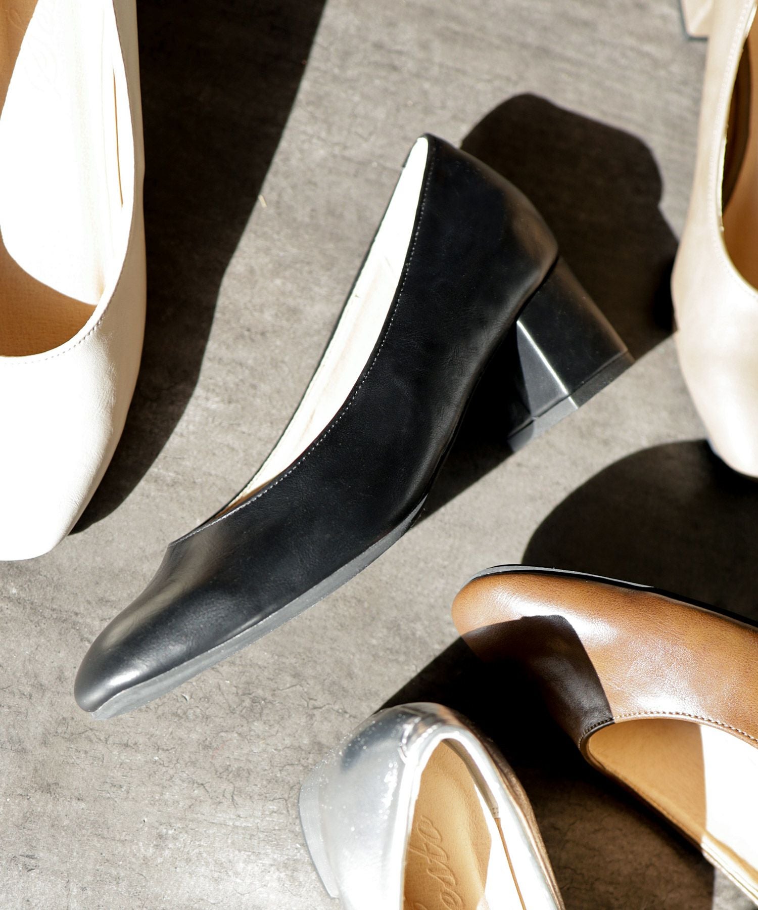 かかとがパカパカしにくい!スクエアトゥチャンキーヒールパンプス