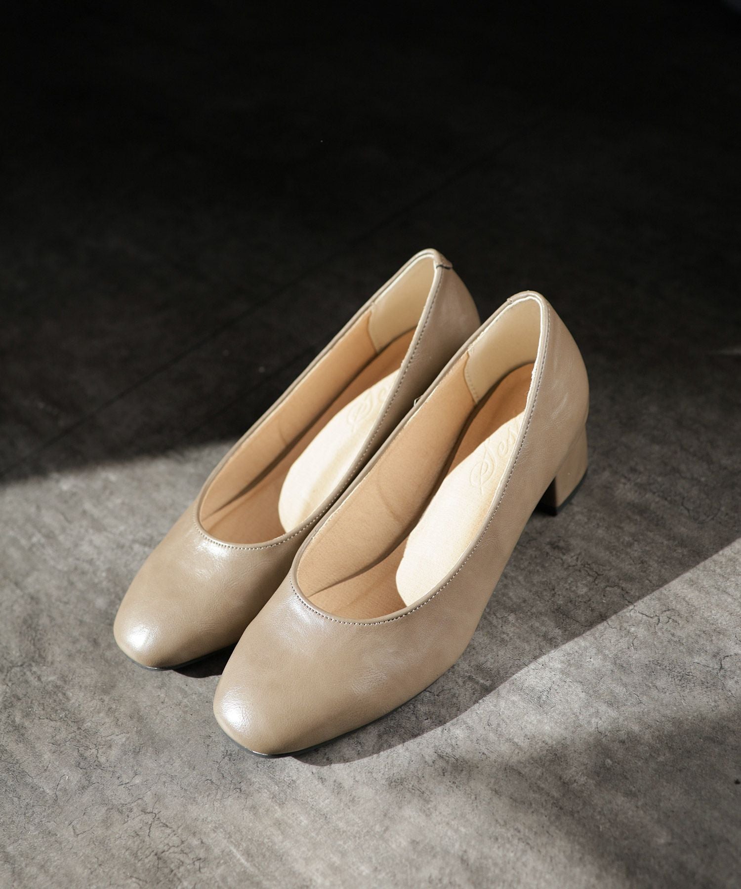 かかとがパカパカしにくい！スクエアトゥチャンキーヒールパンプス