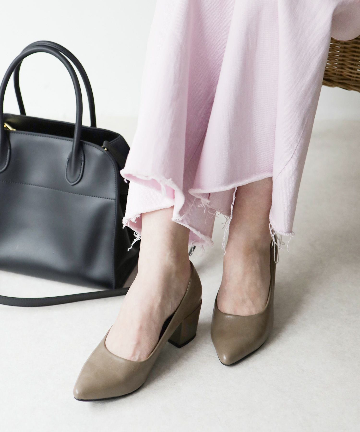 かかとがパカパカしにくい！ポインテッドトゥチャンキーヒールパンプス NEWサイズ 一部4月末～5月上旬入荷予定