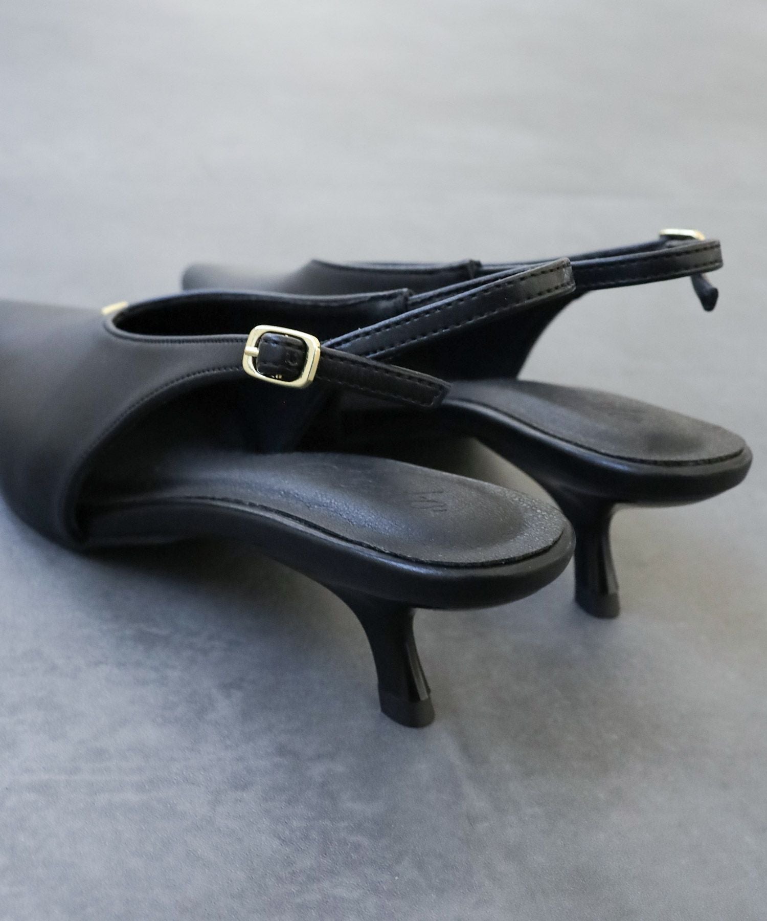 カーブヒールひとさじゴールドバックストラップパンプス 【公式