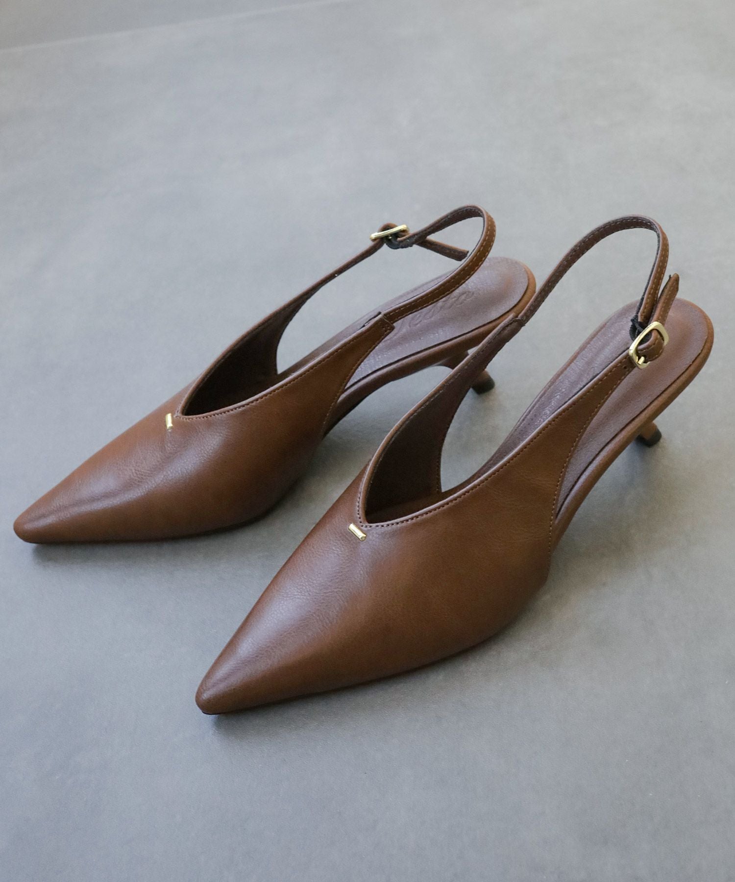 カーブヒールひとさじゴールドバックストラップパンプス 【公式