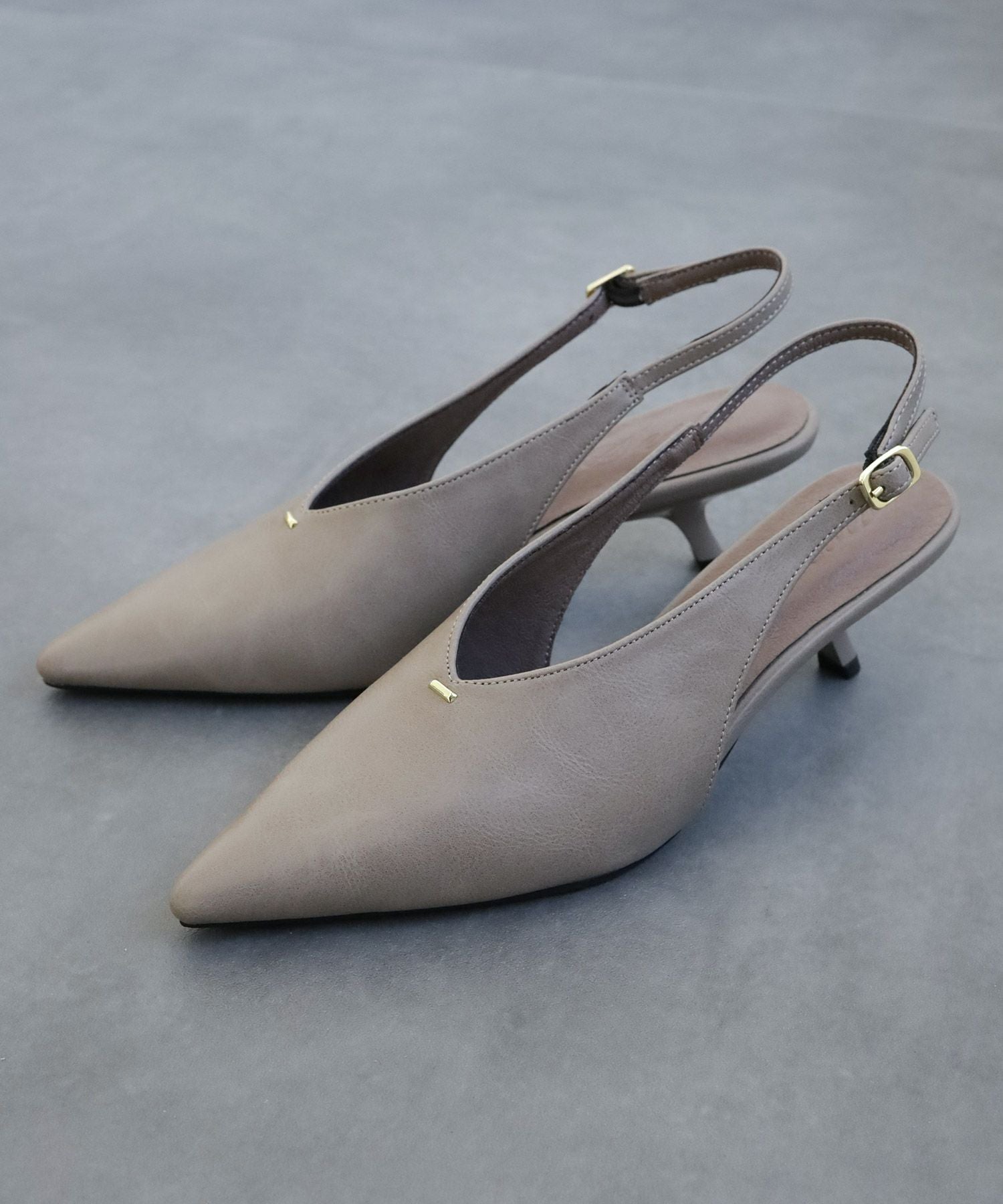 カーブヒールひとさじゴールドバックストラップパンプス 【公式