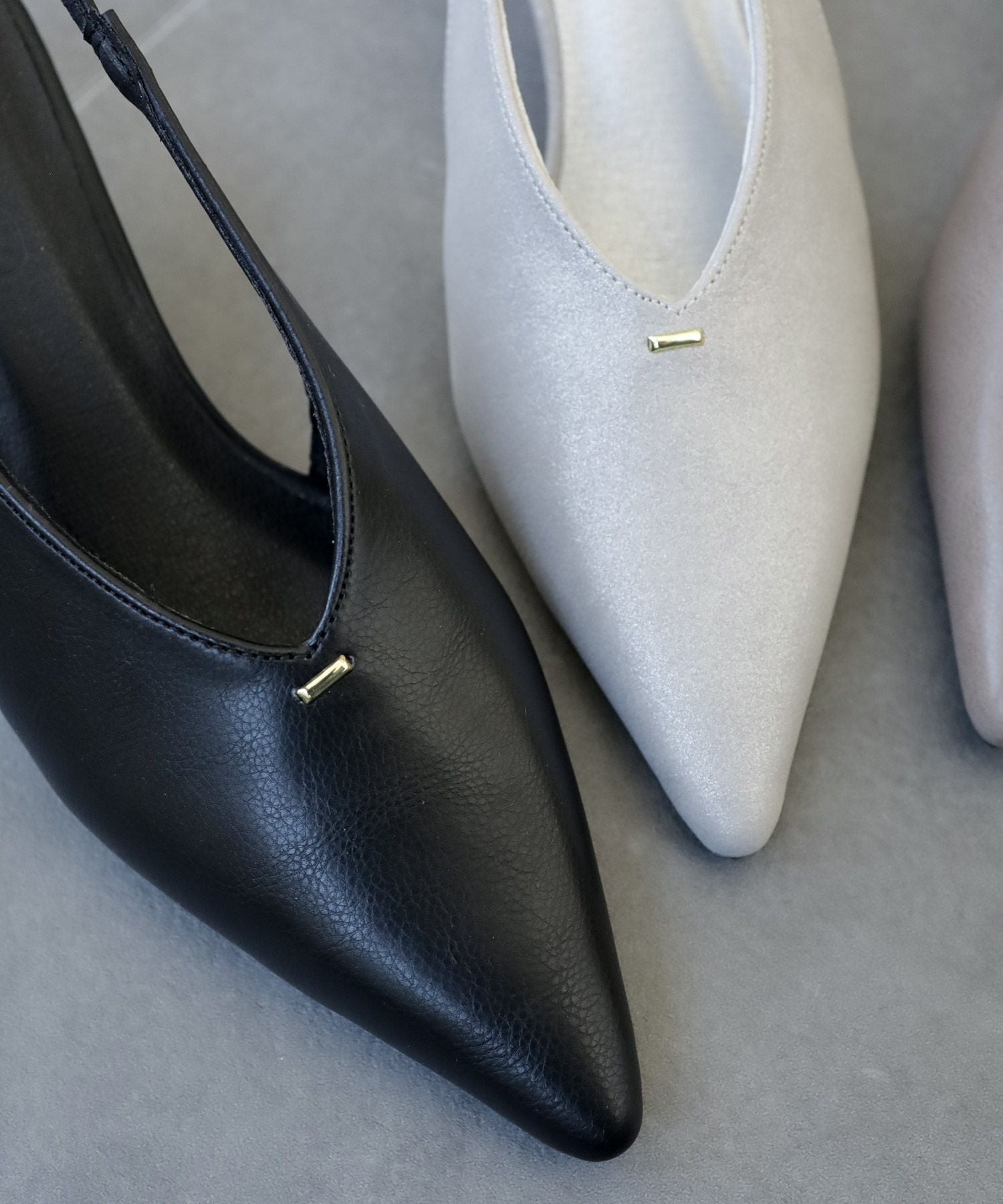 カーブヒールひとさじゴールドバックストラップパンプス 【公式