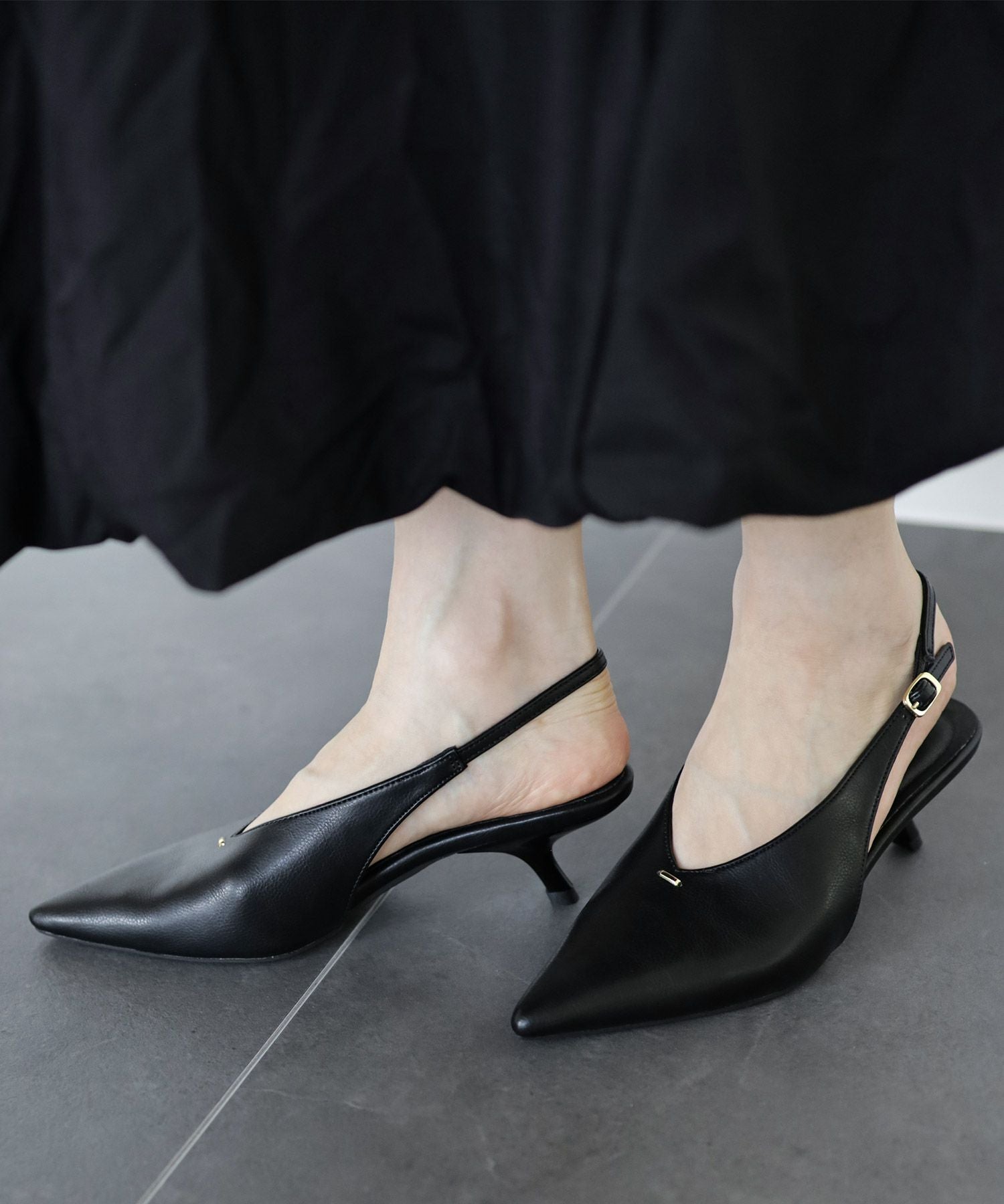 カーブヒールひとさじゴールドバックストラップパンプス 【公式