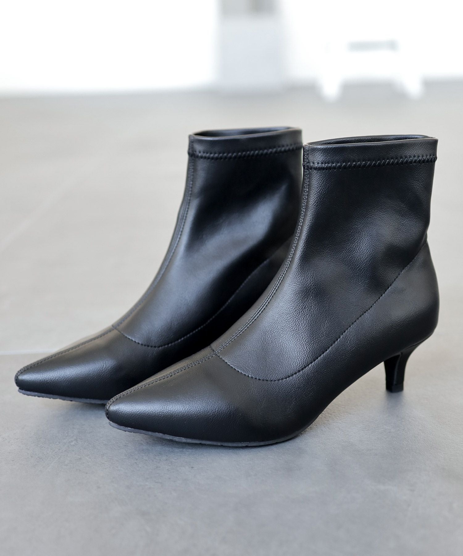 ポインテッドトゥ柔らかストレッチショートブーツ | SESTO(セスト